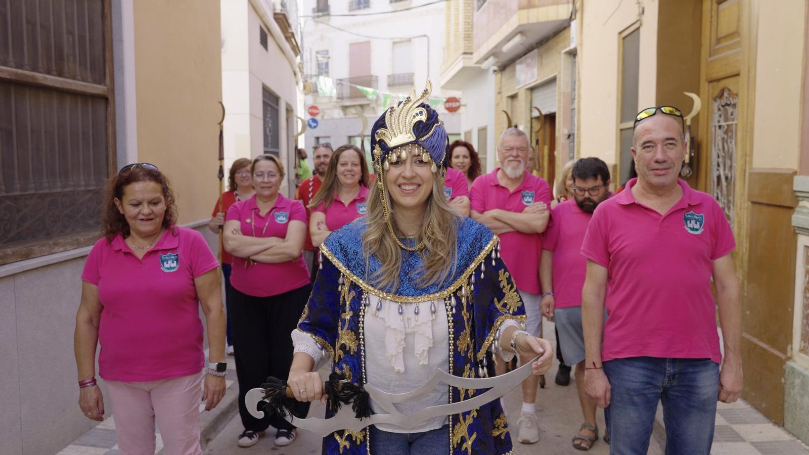 Les filaes prenen els carrers d’Alcàsser en festes