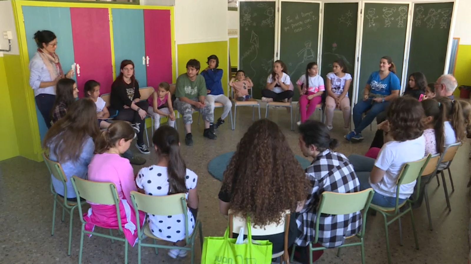 Imatge d'una xerrada sobre assetjament sexual en un institut.