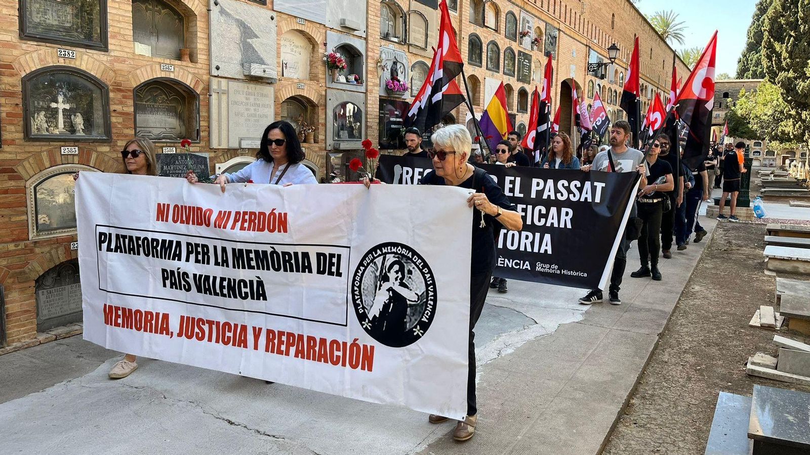 Concentració per la memòria democràtica celebrada al cementeri de València
