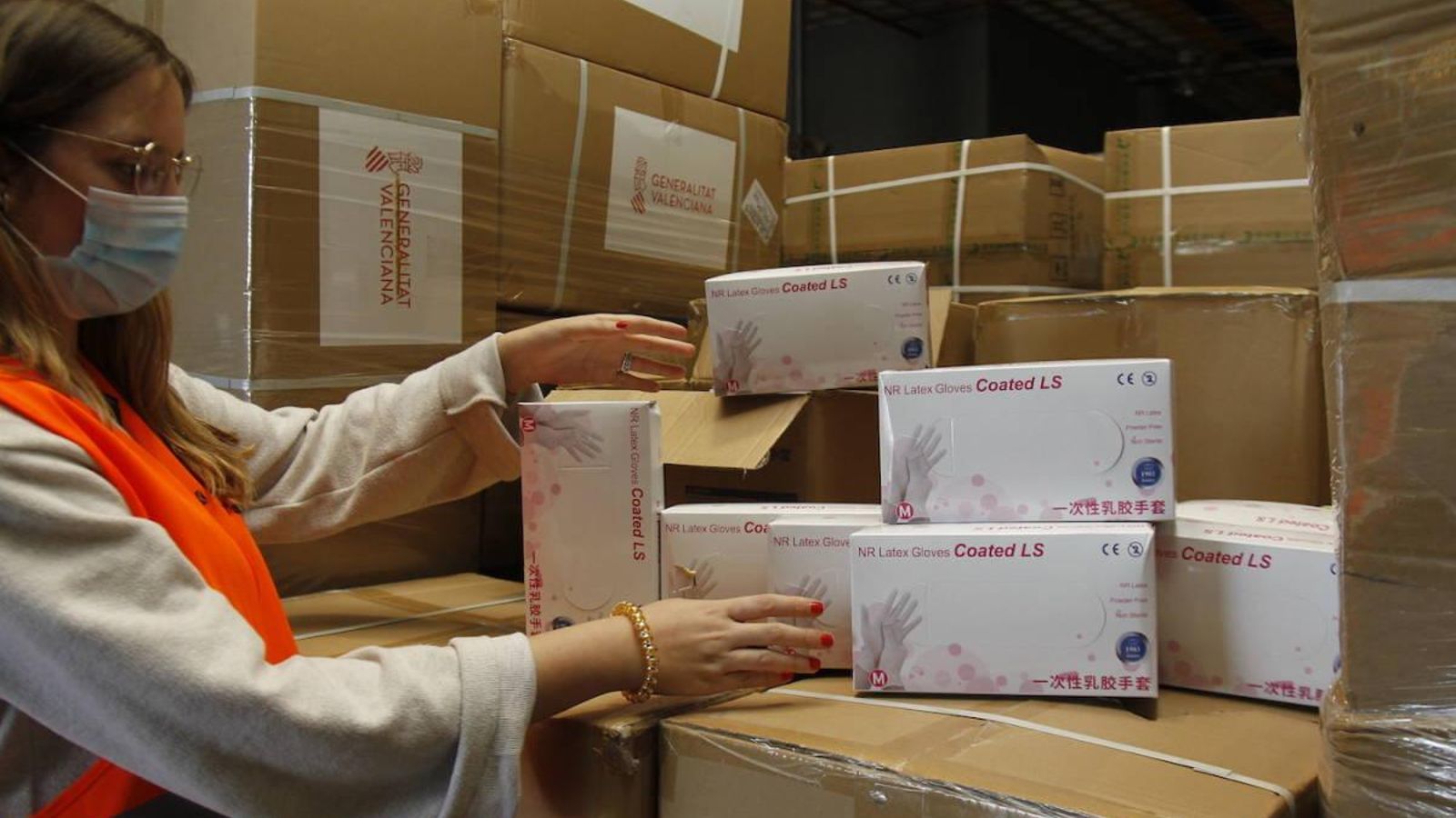 Material contra la covid compra per la Generalitat en una imatge d'arxiu