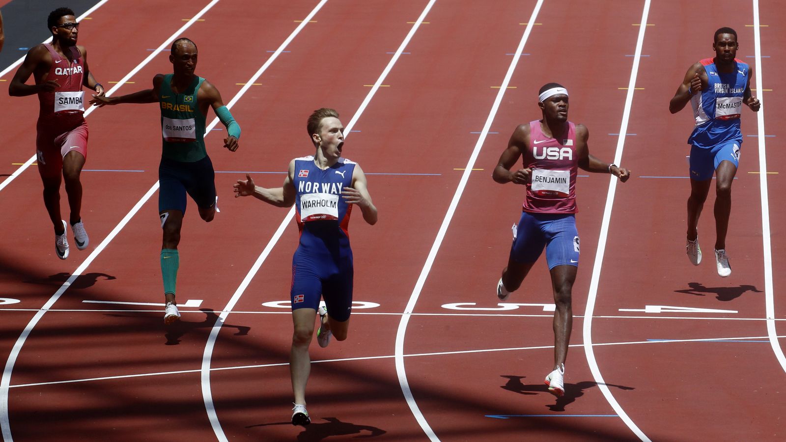 Warholm, després de creuar la línia de meta