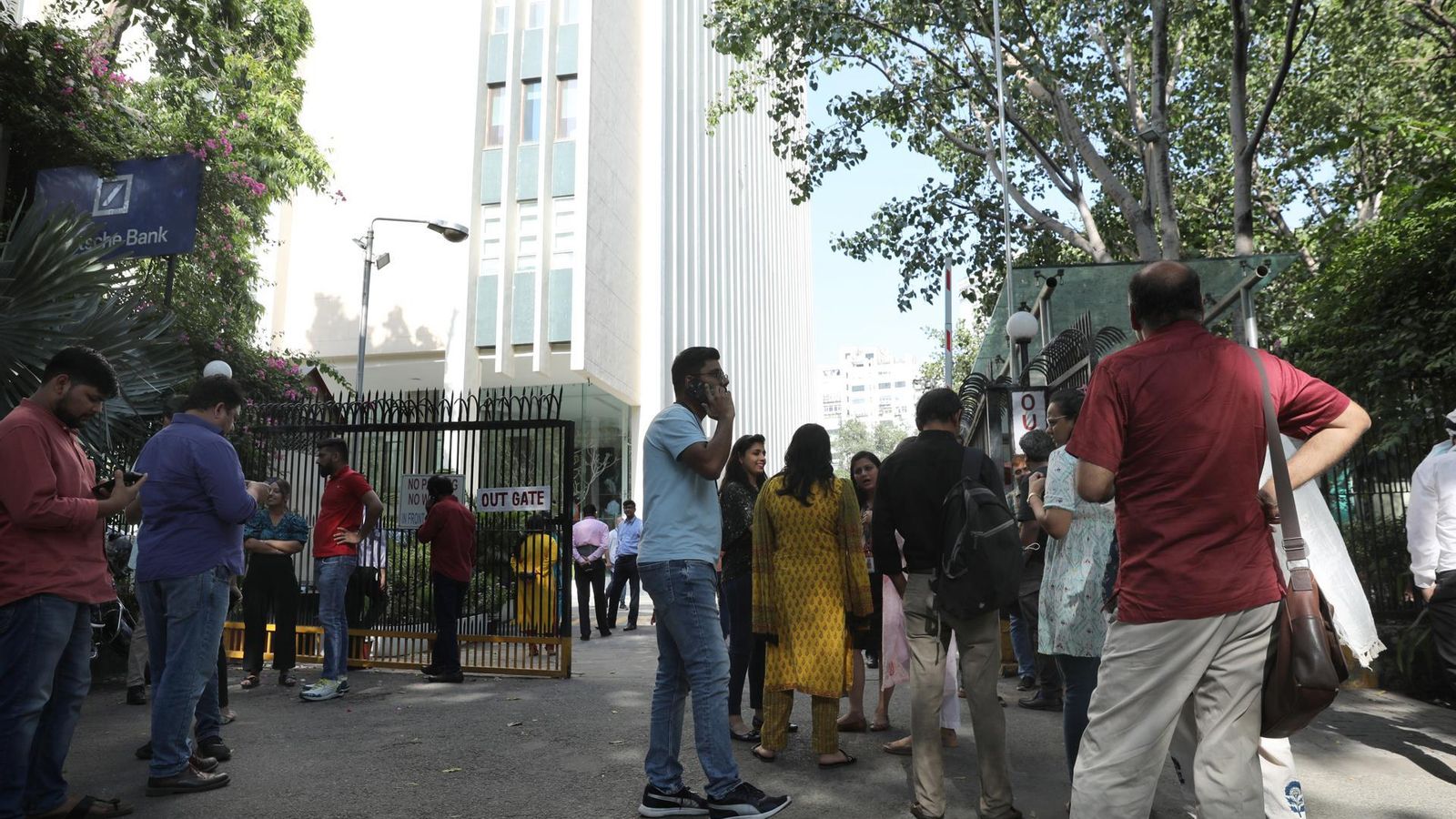 Treballadors de Nova Delhi fora de l'oficina després dels tremolors