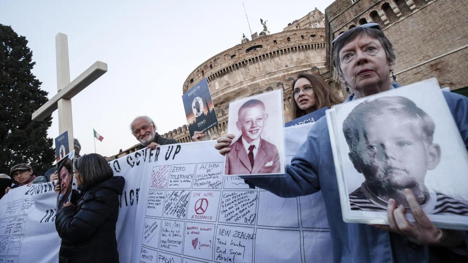 Manifestació en suport a les víctimes d'abusos sexuals al castell Sant'Angelo de Roma
