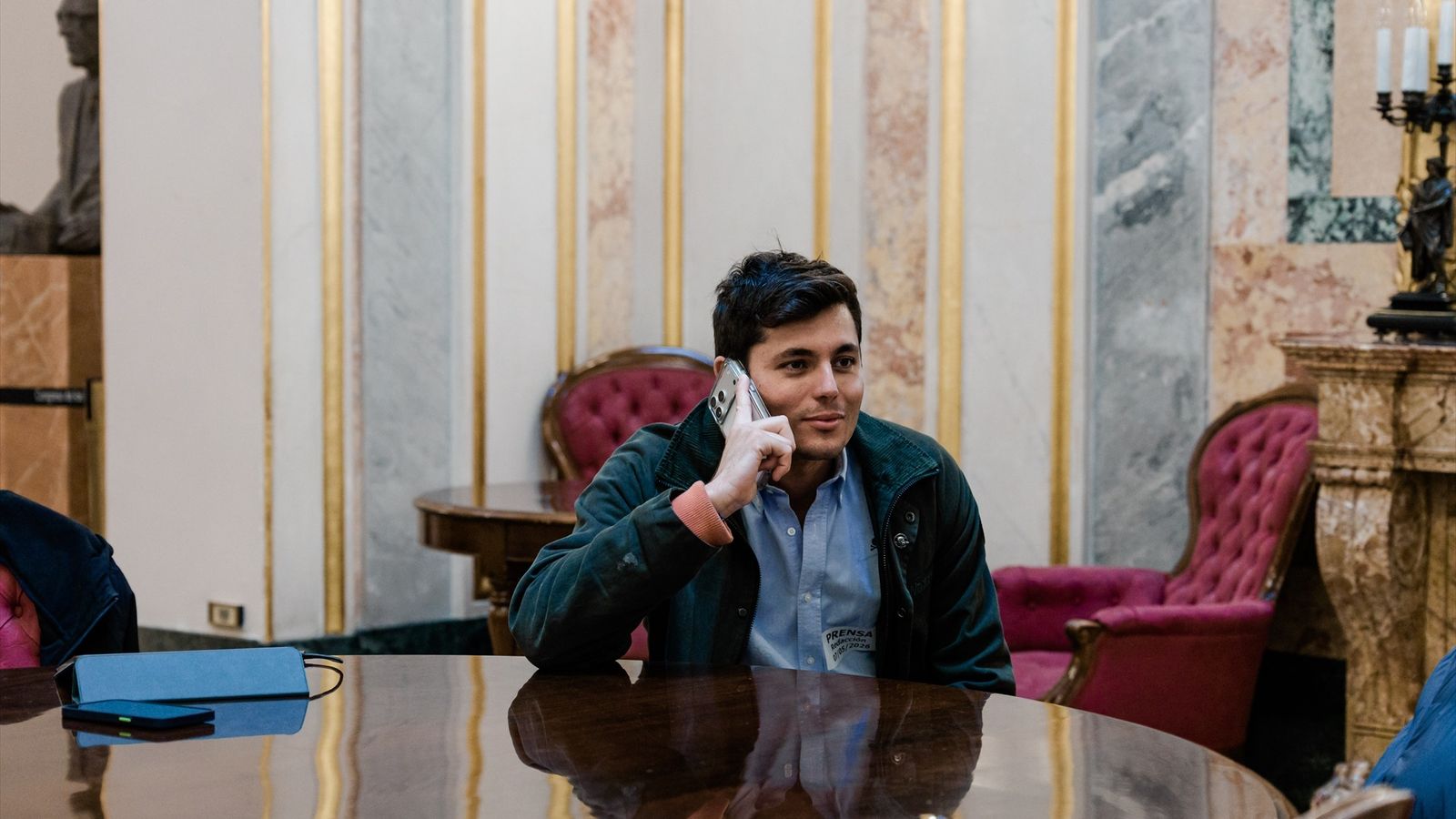Vito Quiles parla per telèfon durant una sessió plenaria del Congrés el 7 de maig de 2026