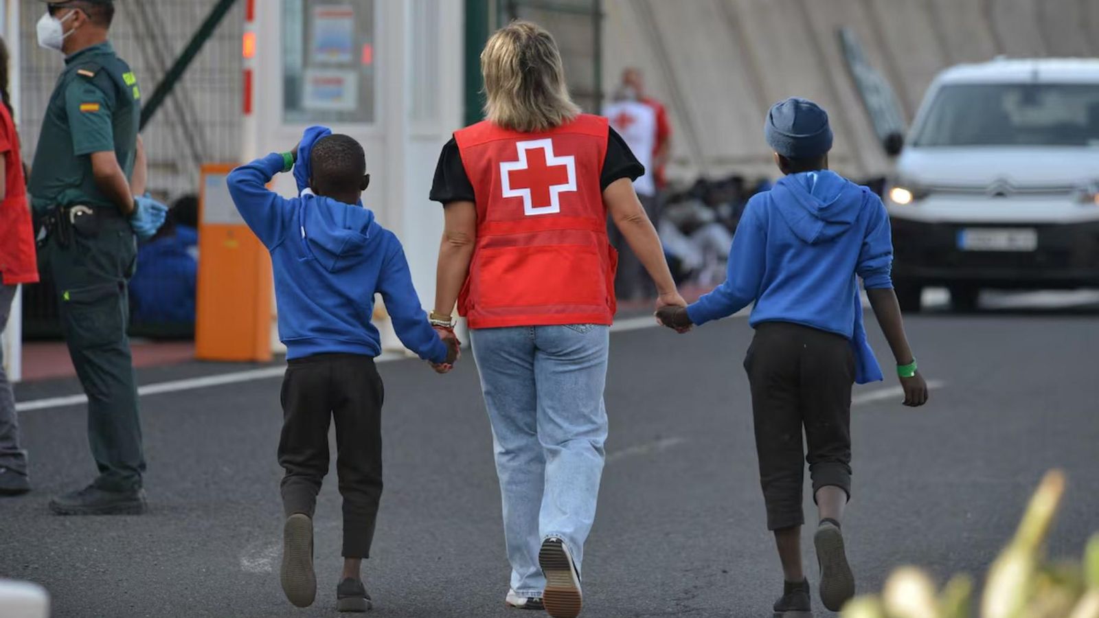Dos xiquets immigrants després de la seua arribada al port de La Restinga, a El Hierro