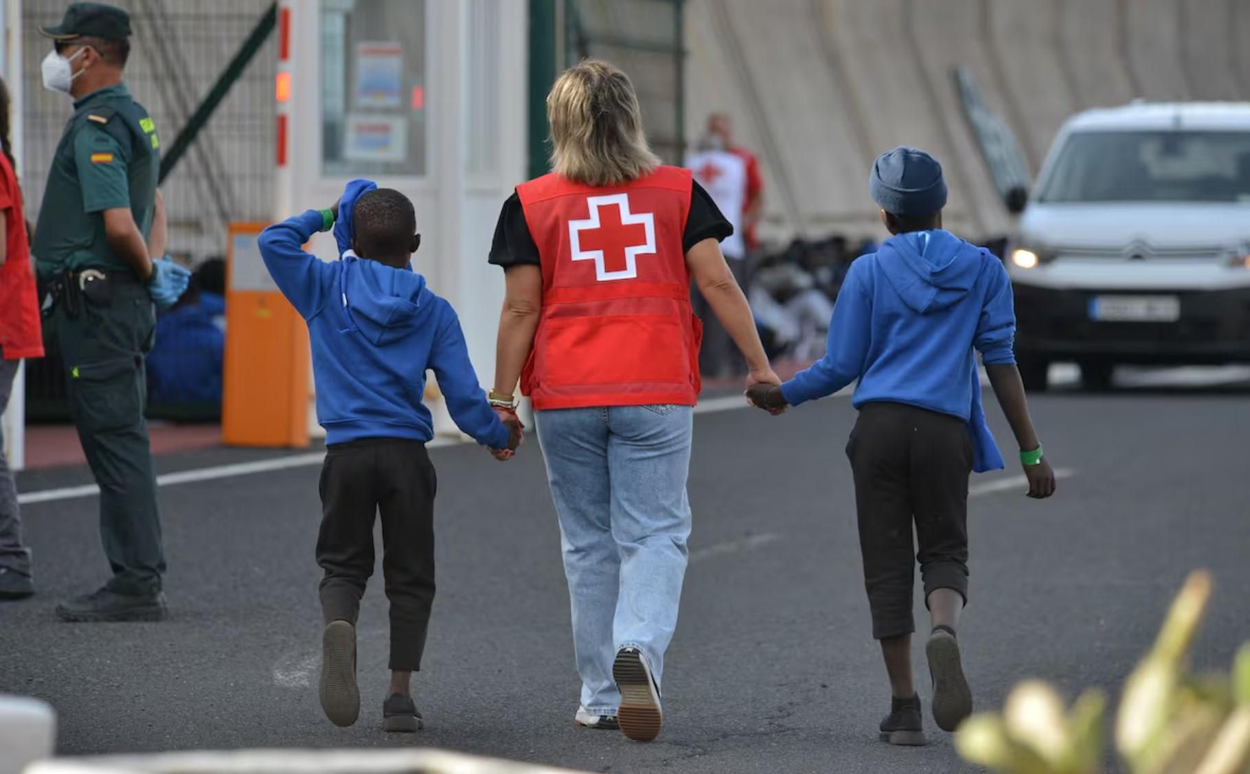 Dos xiquets immigrants després de la seua arribada al port de La Restinga, a El Hierro Dos xiquets immigrants després de la seua arribada al port de La Restinga, a El Hierro