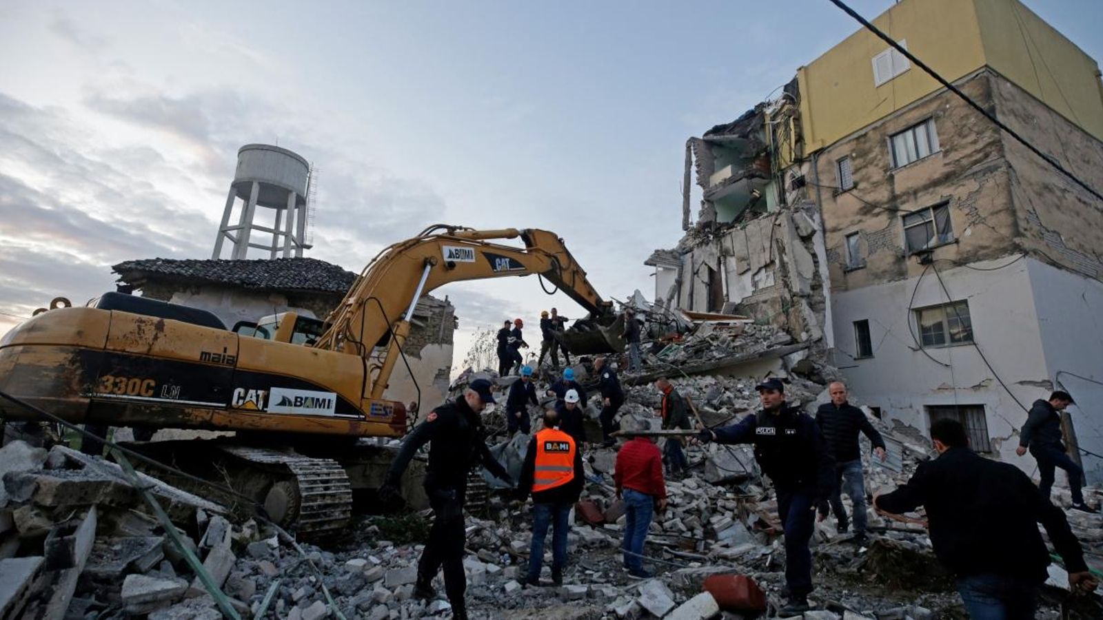 Edificis enfonsats a Albània