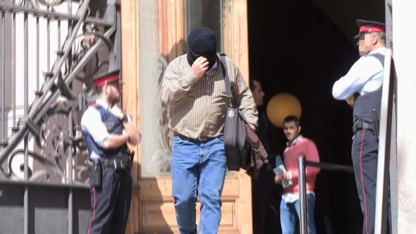 El pederasta confés Joaquín Benítez, amb el rostre tapat per un passamuntanyes a l’eixida de l’Audiència de Barcelona