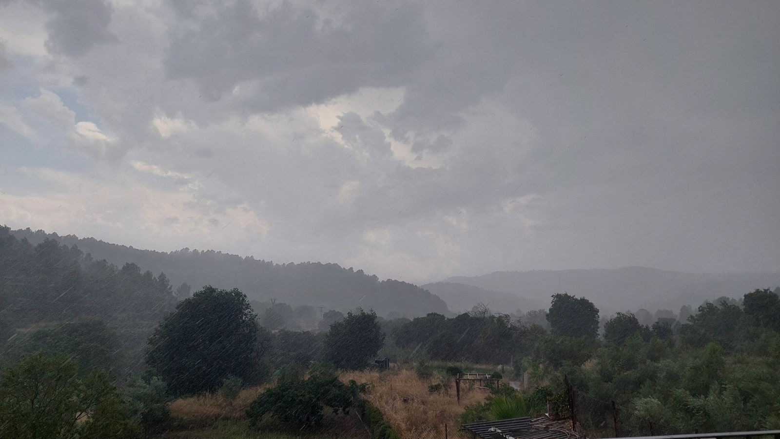 Foto des de Matet, pluja i granís. L'Alt Palància.