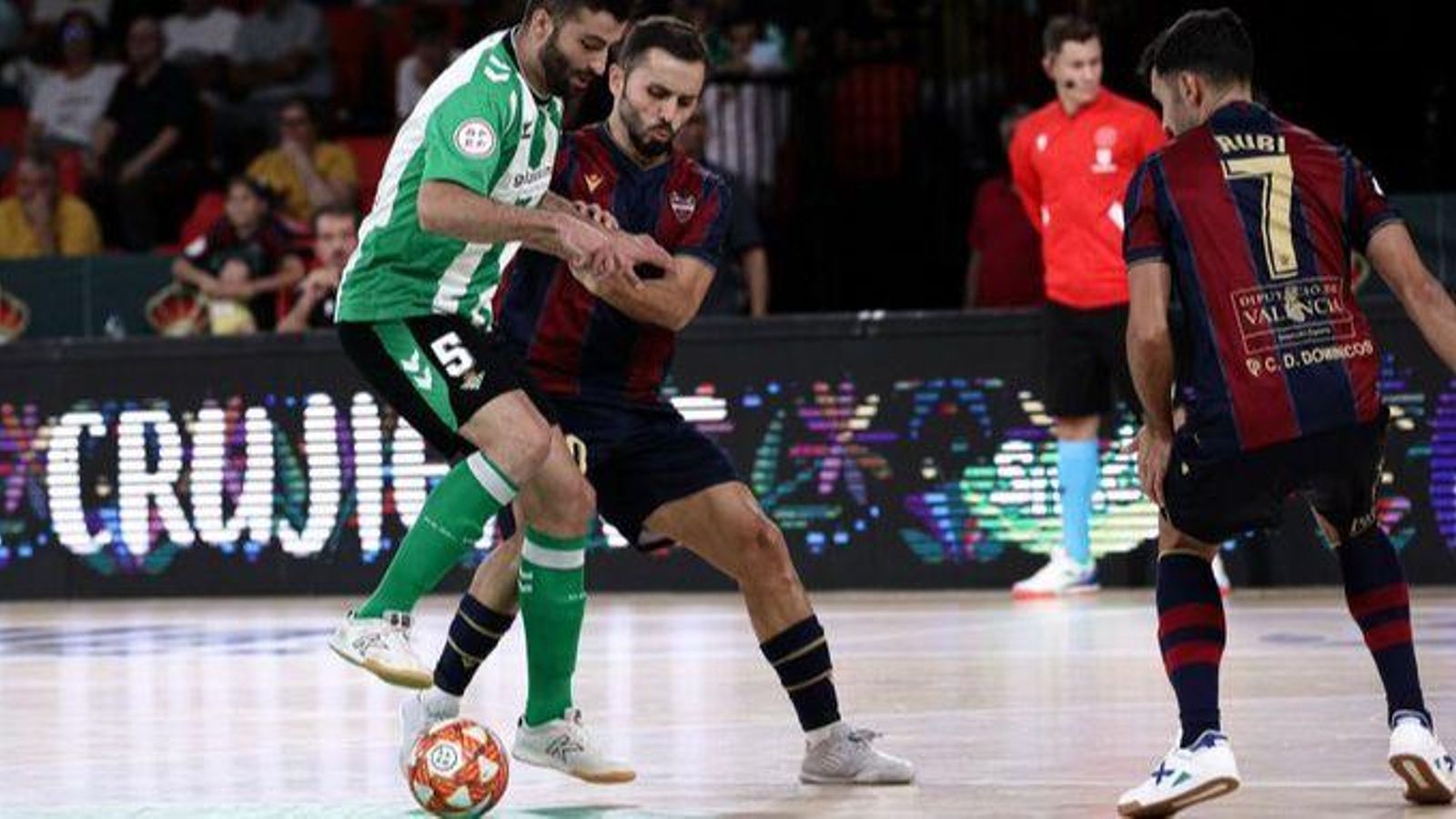 Rafa Usín lluita per una pilota amb un jugador rival