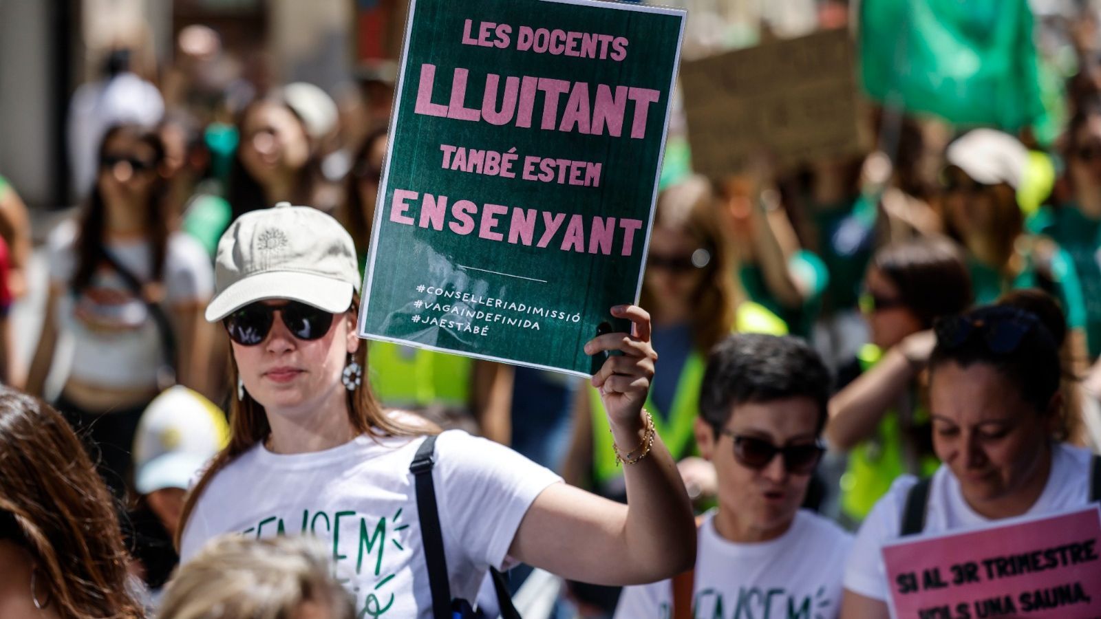 Professores durant una manifestació este dilluns a València