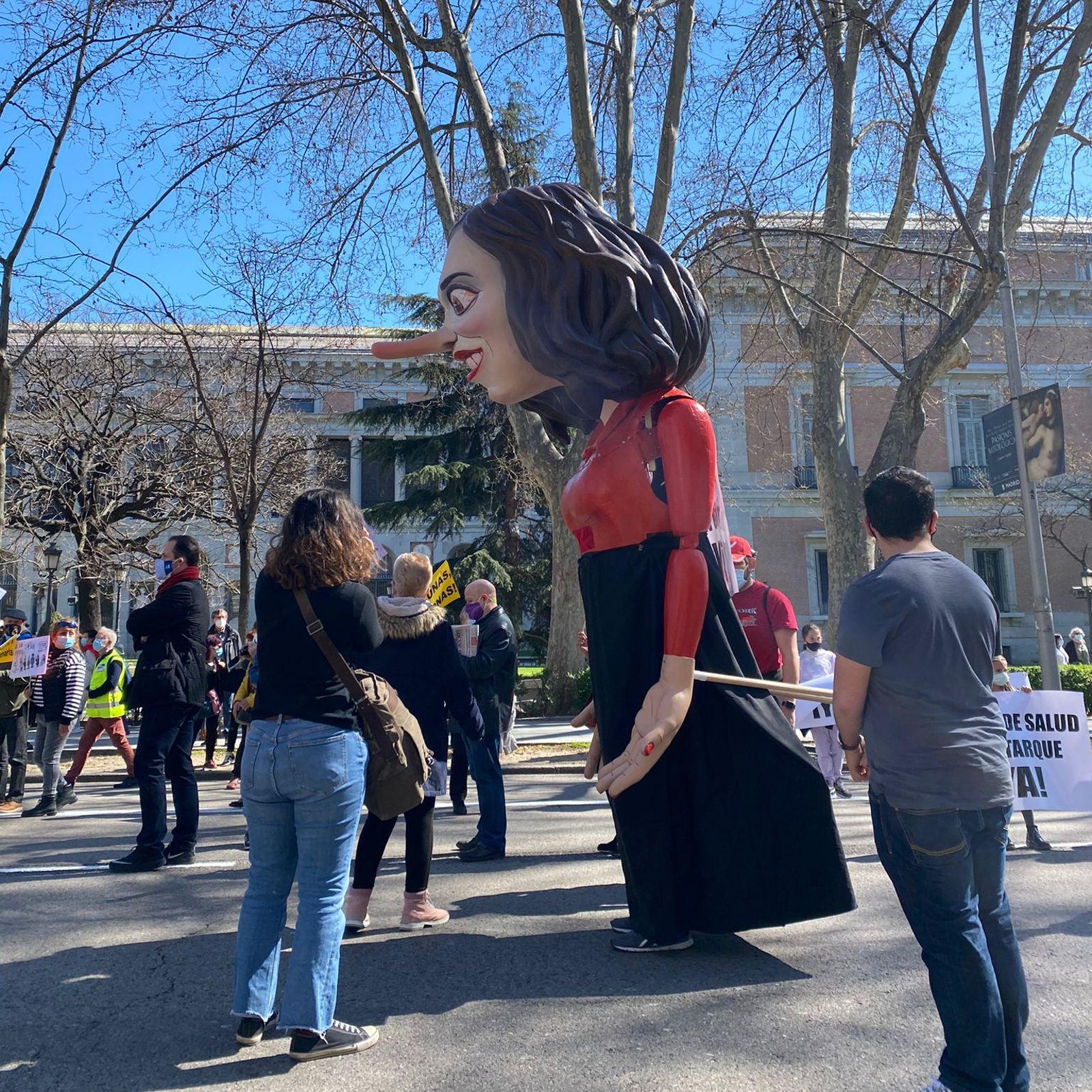 Perfil del ninot de Díaz Ayuso en la manifestació convocada per Marea Blanca