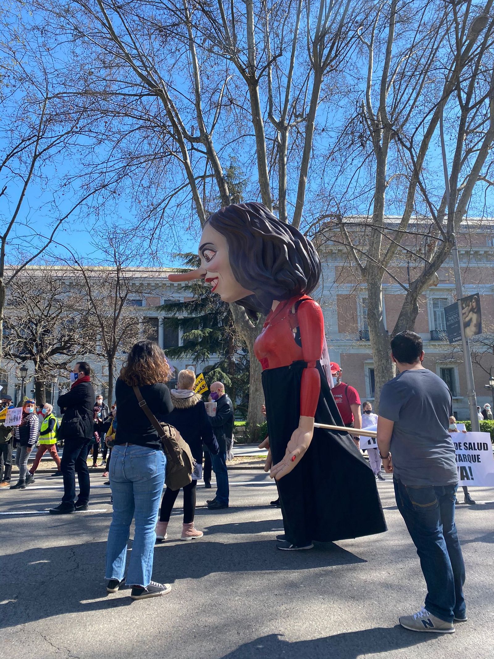 Perfil del ninot de Díaz Ayuso en la manifestació convocada per Marea Blanca