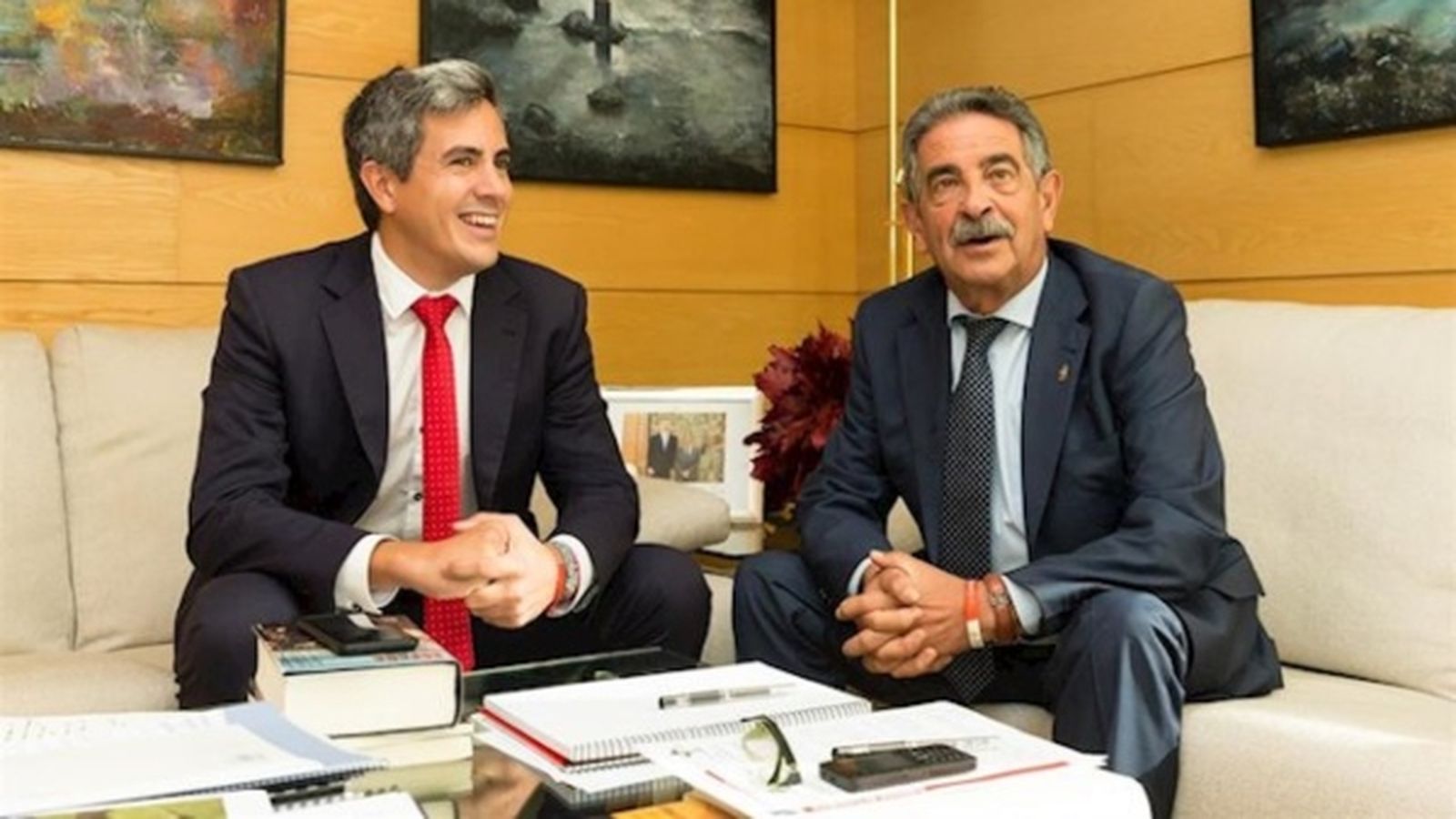 El secretari general del PSOE de Cantàbria, Pablo Zuloaga (esquerra), i el president autonómic, Miguel Ángel Revilla (dreta), en una imatge d'arxiu