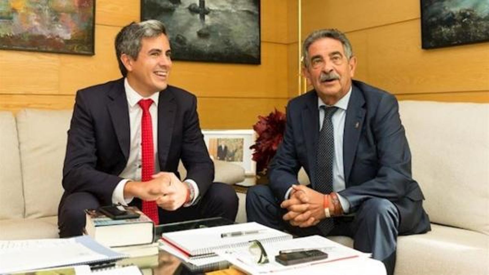 El secretari general del PSOE de Cantàbria, Pablo Zuloaga (esquerra), i el president autonómic, Miguel Ángel Revilla (dreta), en una imatge d'arxiu