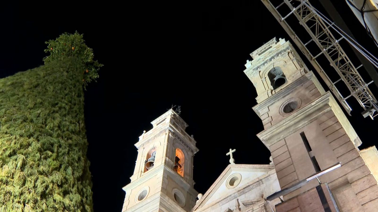 La foguera d'enguany, batejada com a La Bella Solidària, arriba als 14 metres i té més de 130 tones de llenya, en una imatge d'este dimecres a la nit
