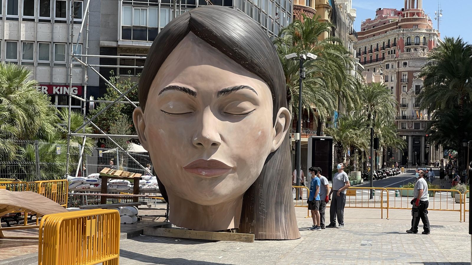 El bust de la Meditadora torna a la plaça de l’Ajuntament de València