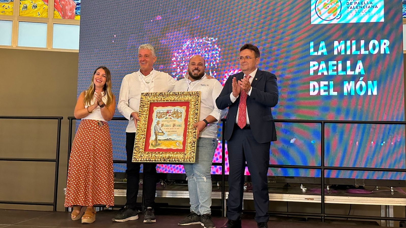 Els xefs deñ restaurant Sequial 20 de Sueca celebren primer premi de la 62 edició del Concurs Internacional de Paella acompanyants de l'alcalde de la localitat, Dimas Vázquez