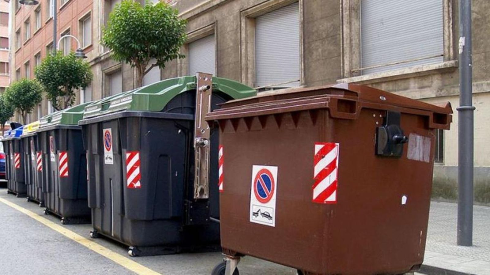 Contenidor marró per a arreplegar la fracció orgànica dels residus domèstics, en una imatge d'arxiu