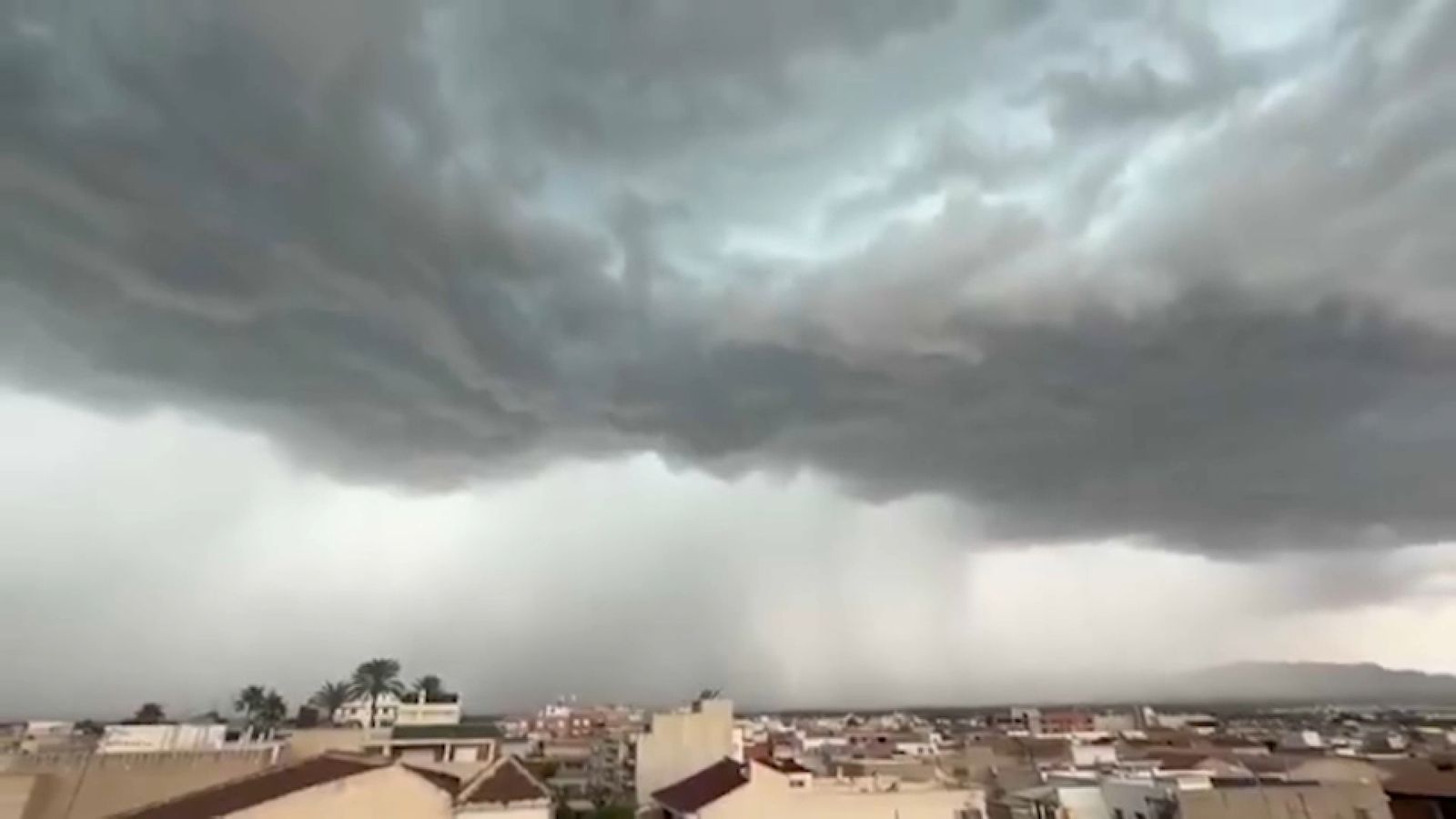 En imatge, els núvols descarregant a Cox, al Baix Segura