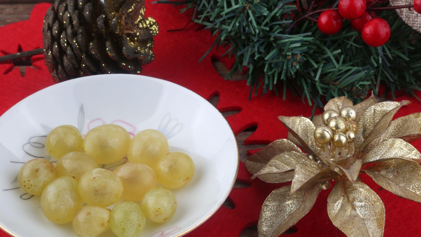 Un plat preparat amb els dotze grans de raïm de la nit de Cap d'Any 2065793564
