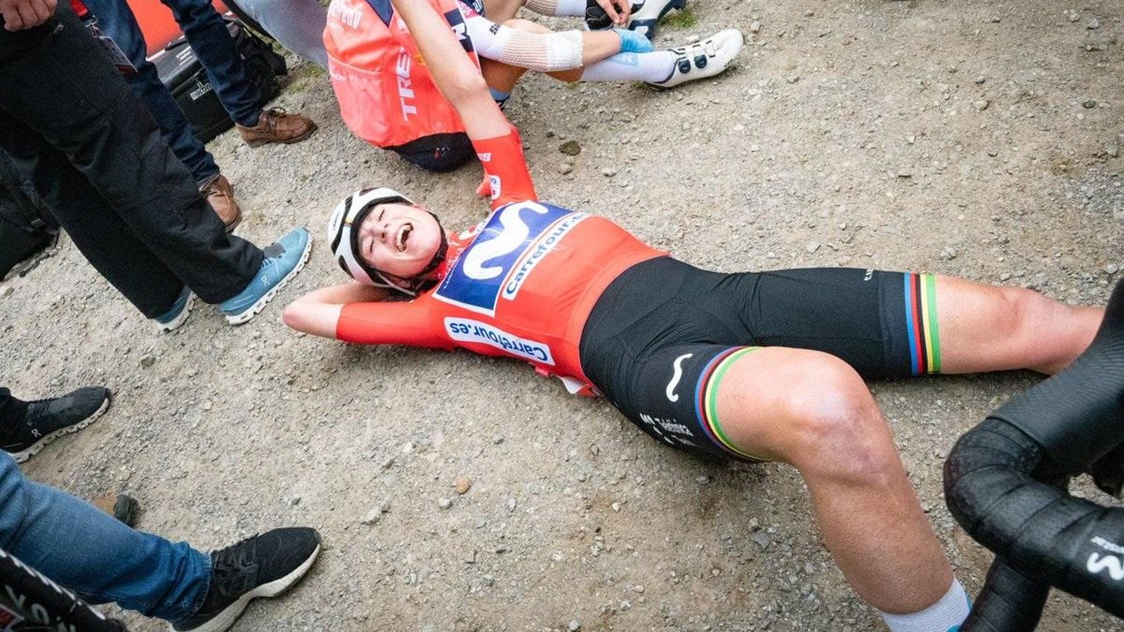 Van Vleuten, exhausta després de l'arribada a meta