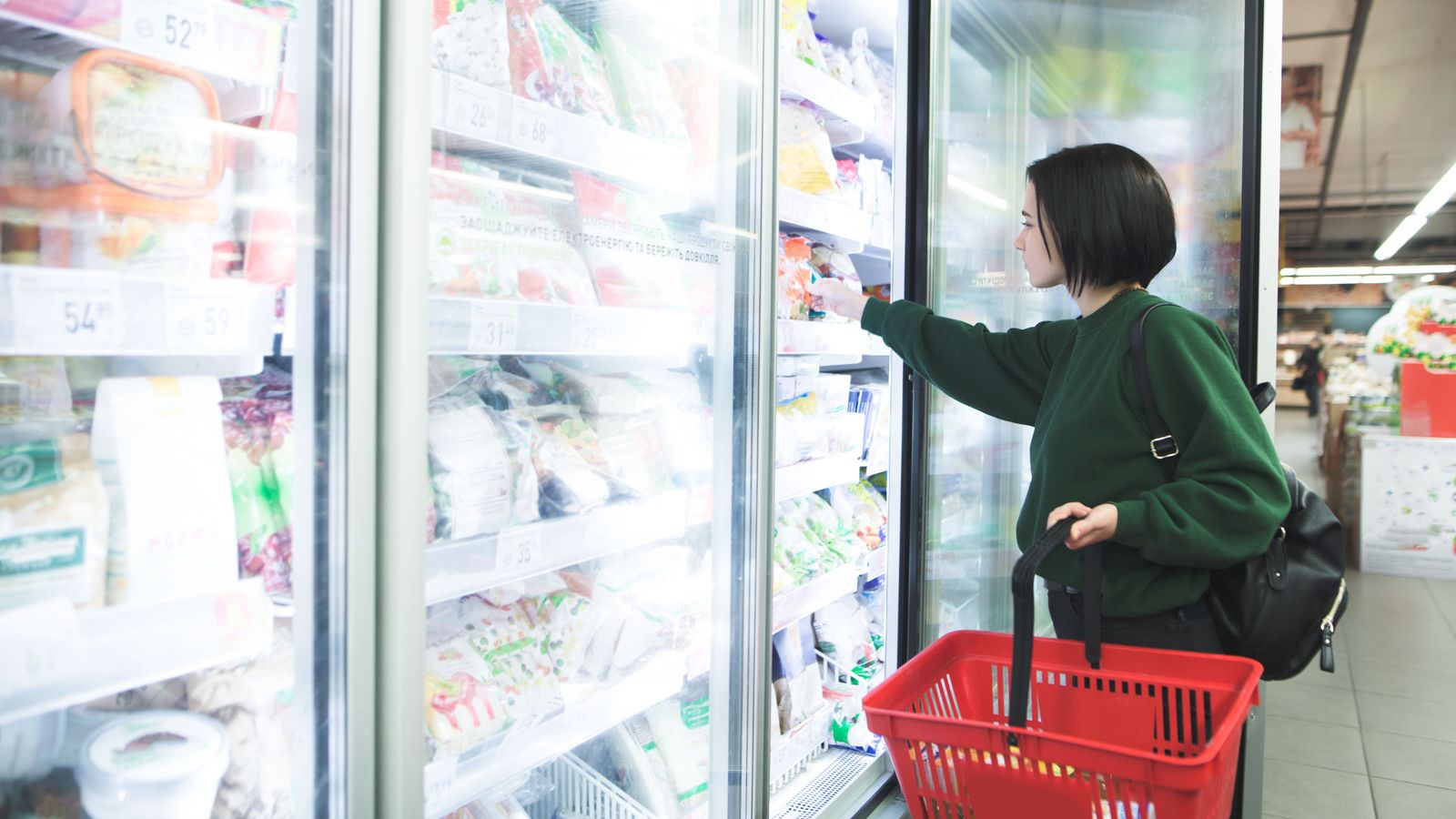 Una dona en la secció de congelats del supermercat