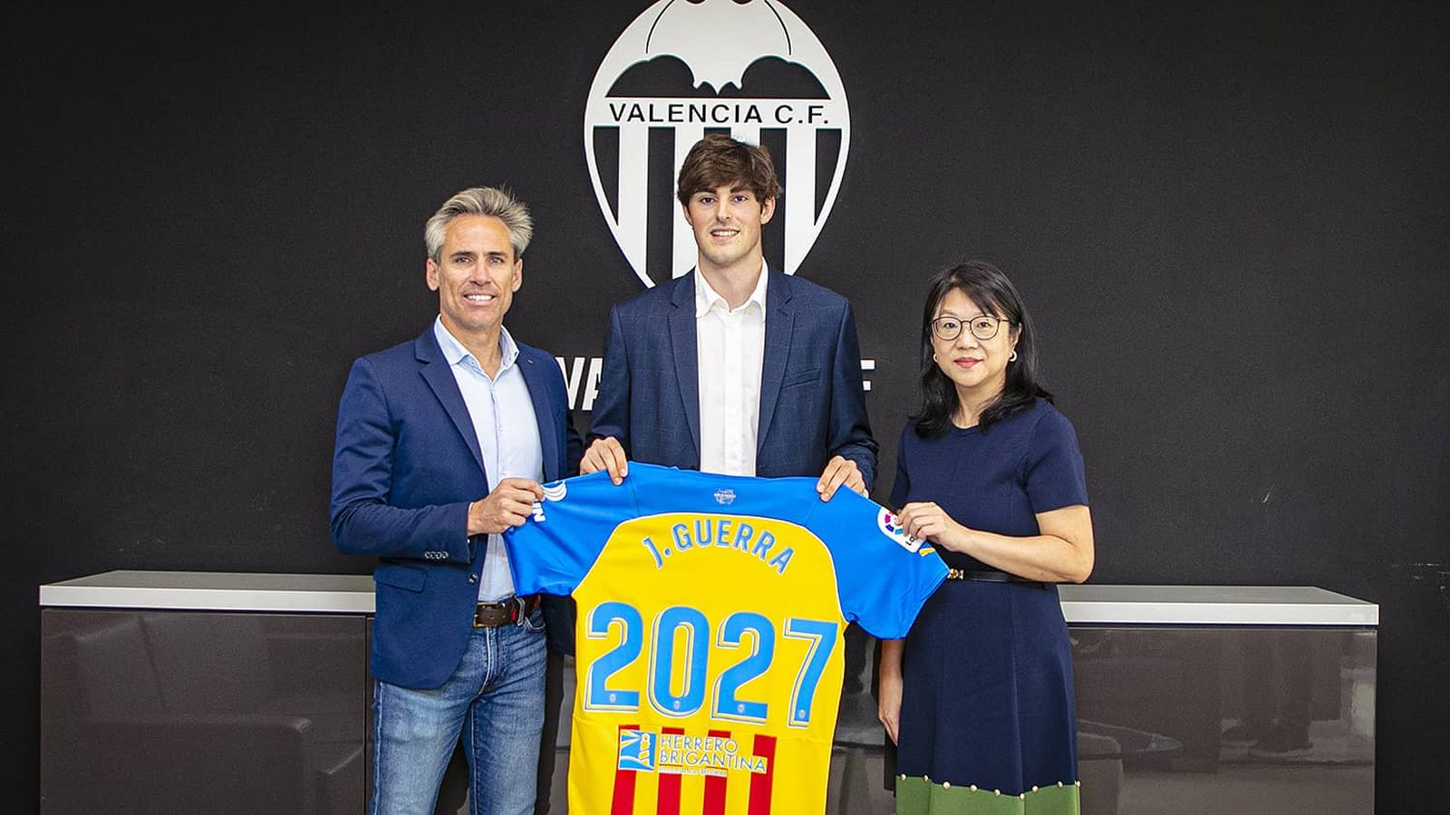 Javi Guerra renova amb el València CF