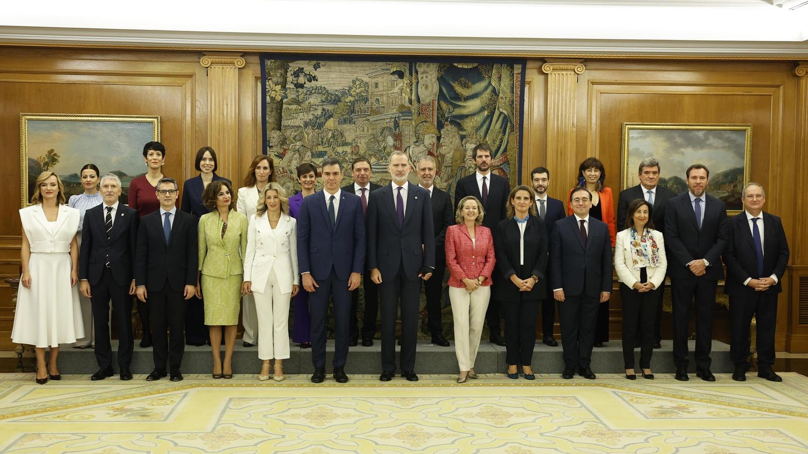Foto de família del nou govern espanyol amb el rei Felip VI, després de prometre el càrrec