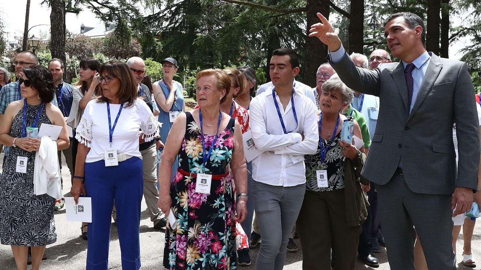 Pedro Sánchez amb ciutadans participants en Moncloa Oberta al juny de 2022