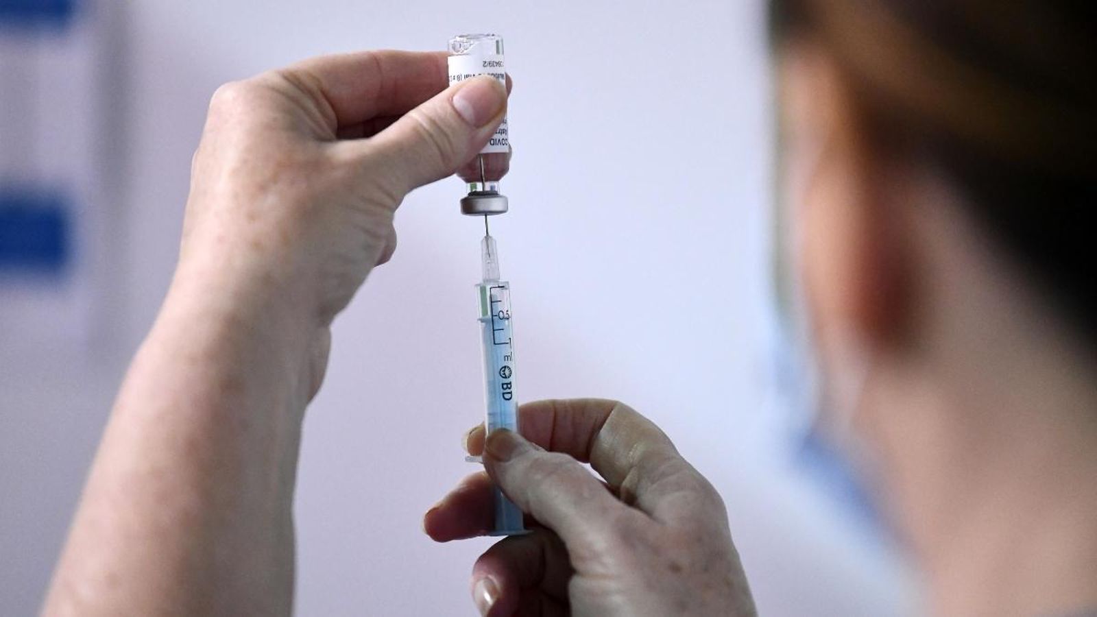 Un infermer prepara un vial de la vacuna d'AstraZeneca