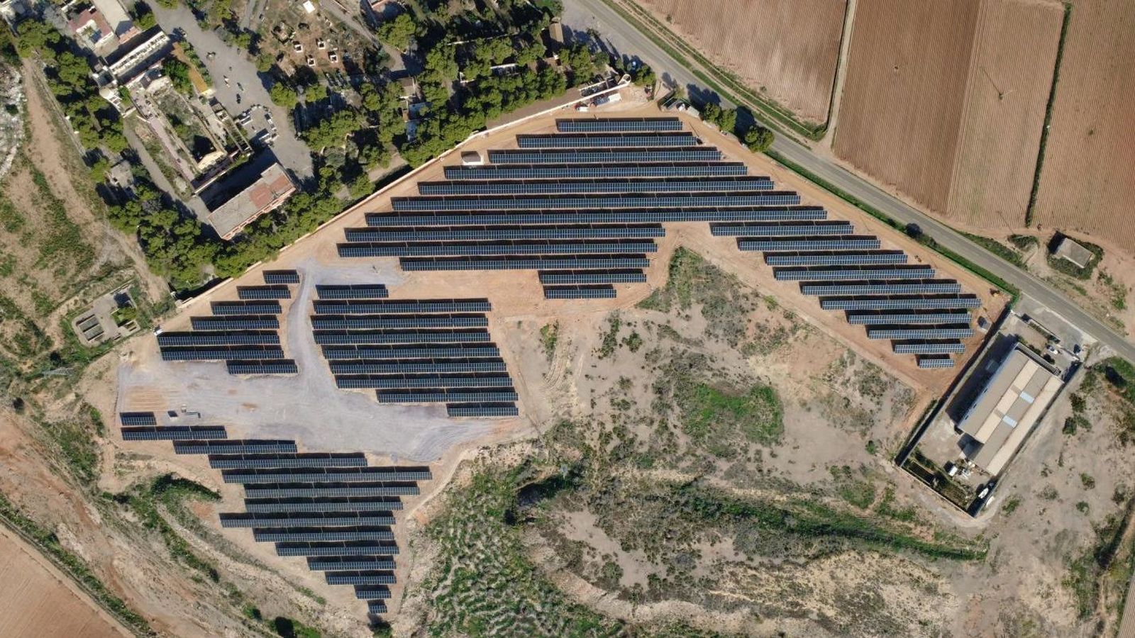Imatge aèria d’una planta fotovoltaica, situada al terme de Cartagena, per a subministrar energia renovable per a recarregar vehicles elèctrics