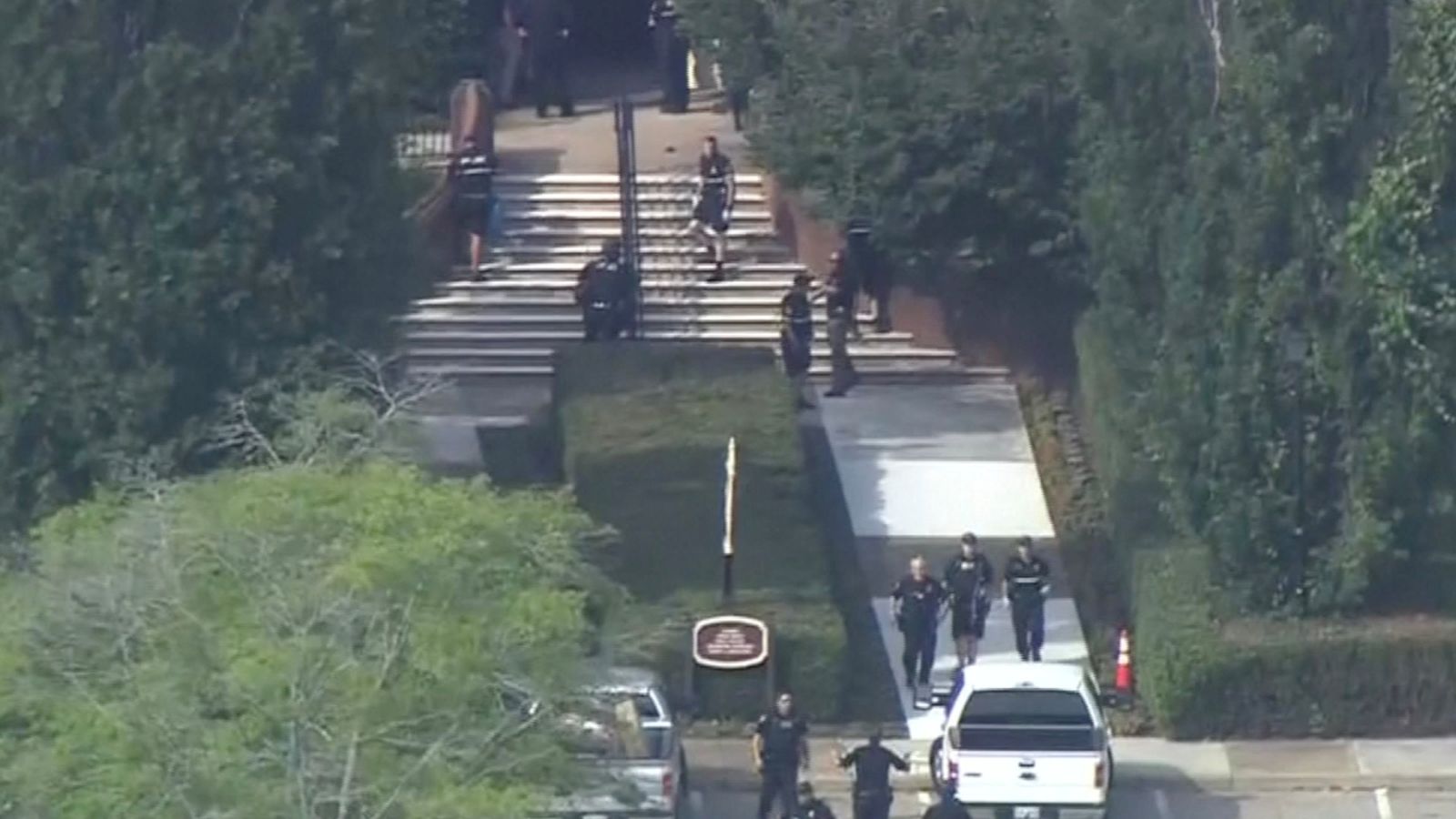 La policia ha informat que el presumpte autor de la matança és un dels treballadors de l'immoble