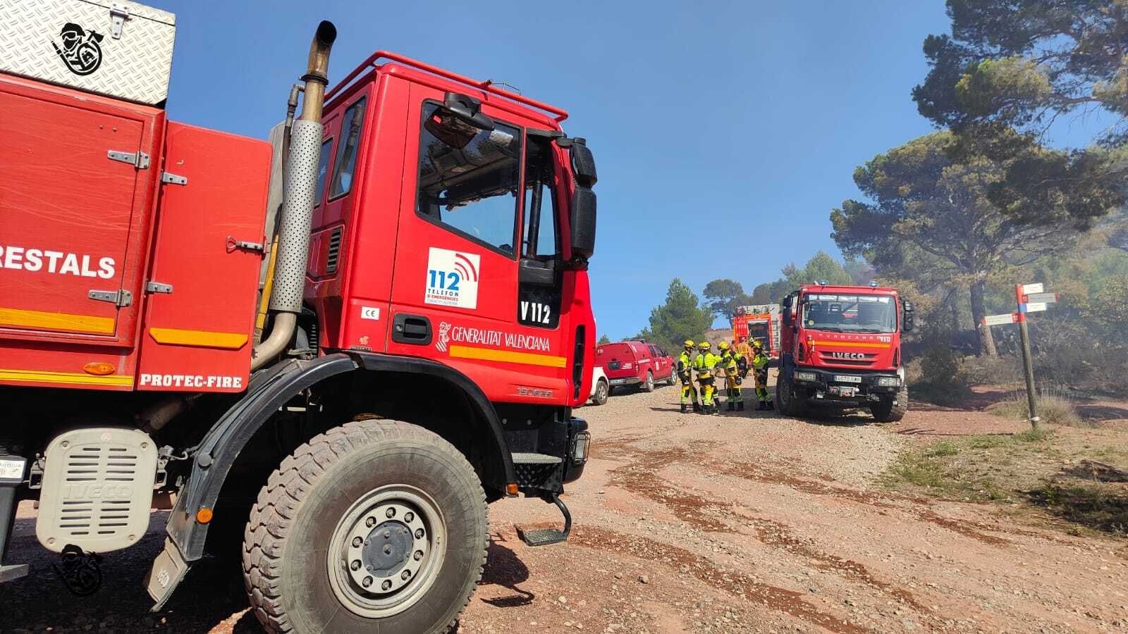 Bombers treballant aquest dilluns a la zona incendiada