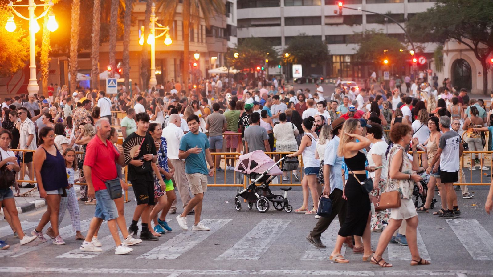 Multitud de persones caminant pel passeig de l'Albereda de València (arxiu)