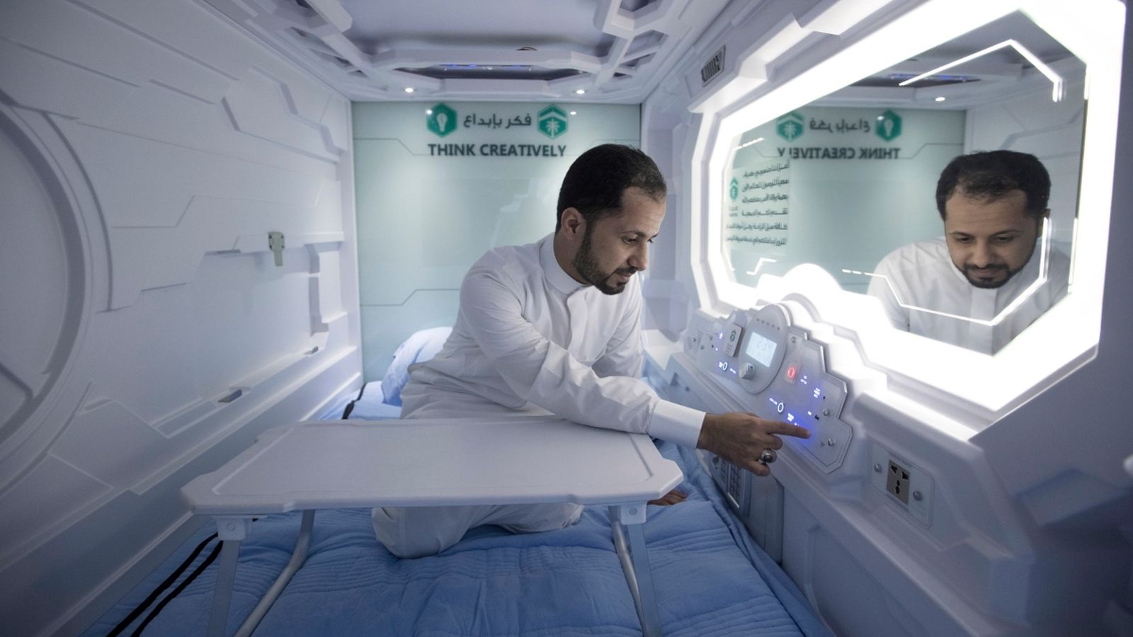 Els habitacles fan 2,20 metres de llargària per 1,20 d'amplària, i estan equipats amb dutxa, televisió i post de planxar