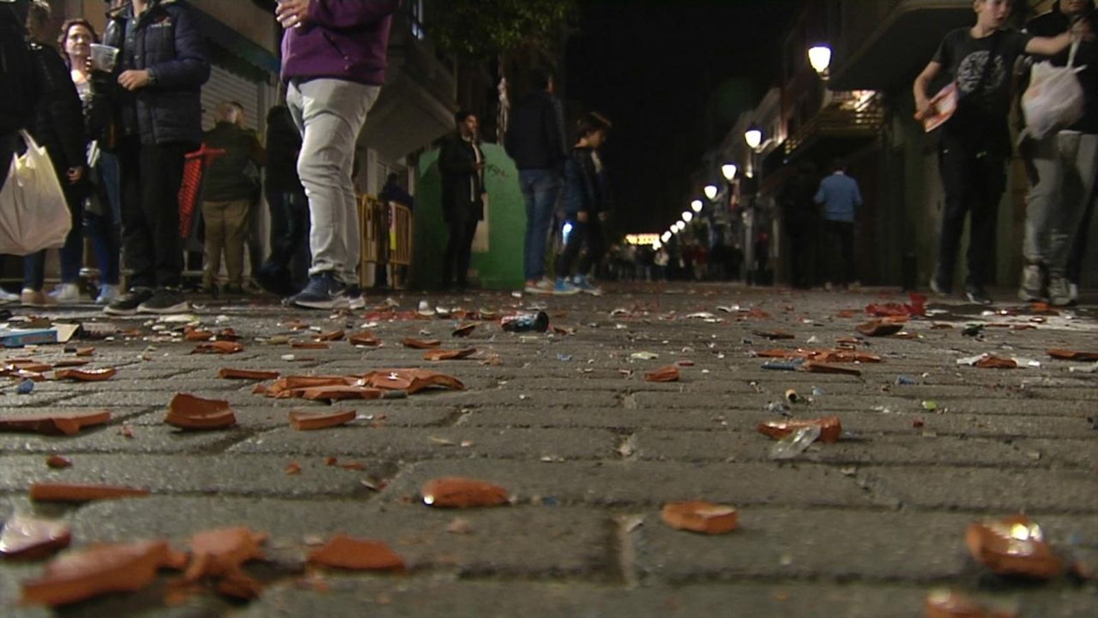 El veïnat dels Poblats Marítims celebra la resurrecció de Jesucrist amb la 'trencà' de perols
