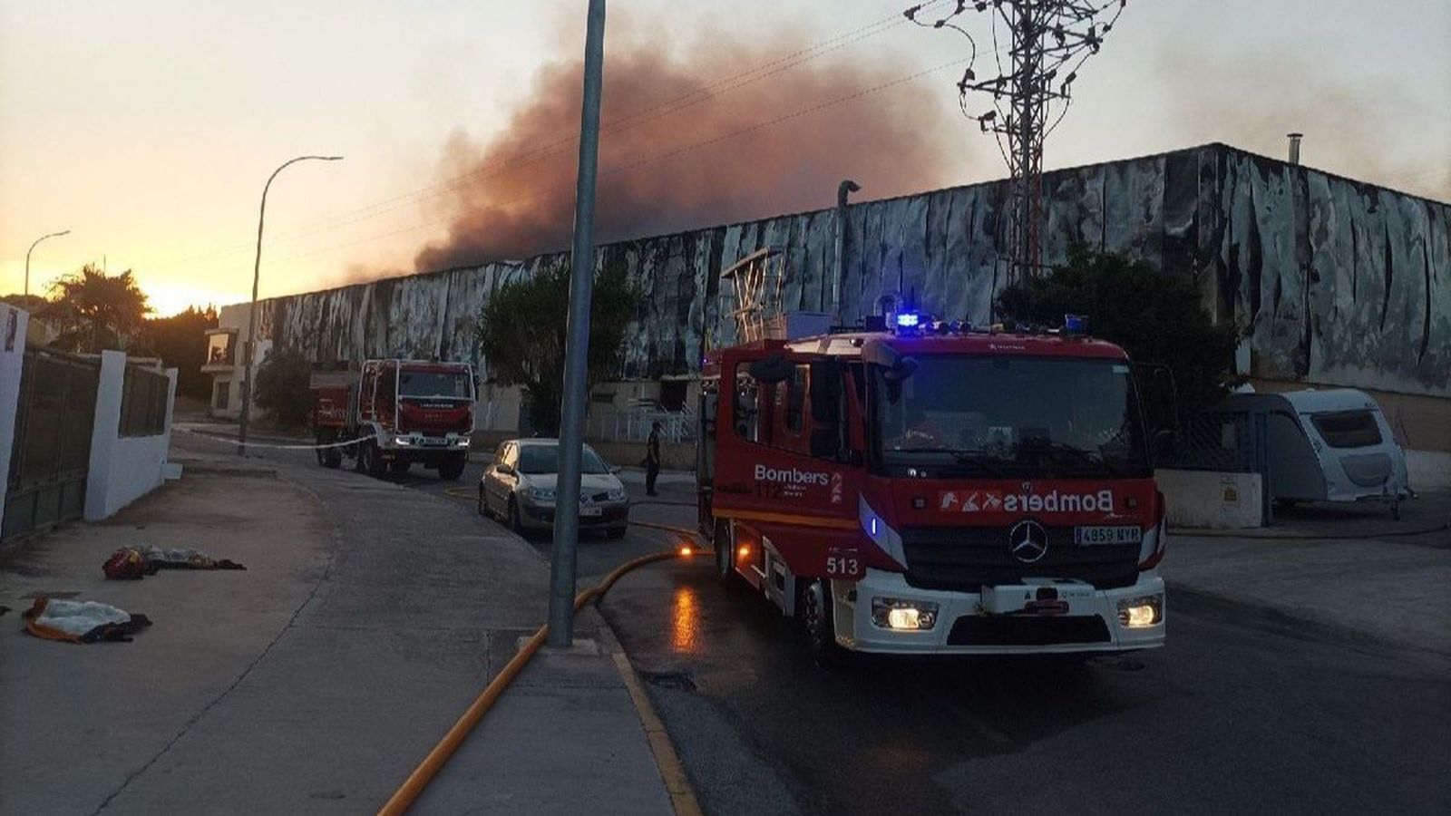 Els bombers en l'incendi en una nau industrial d'Aspe