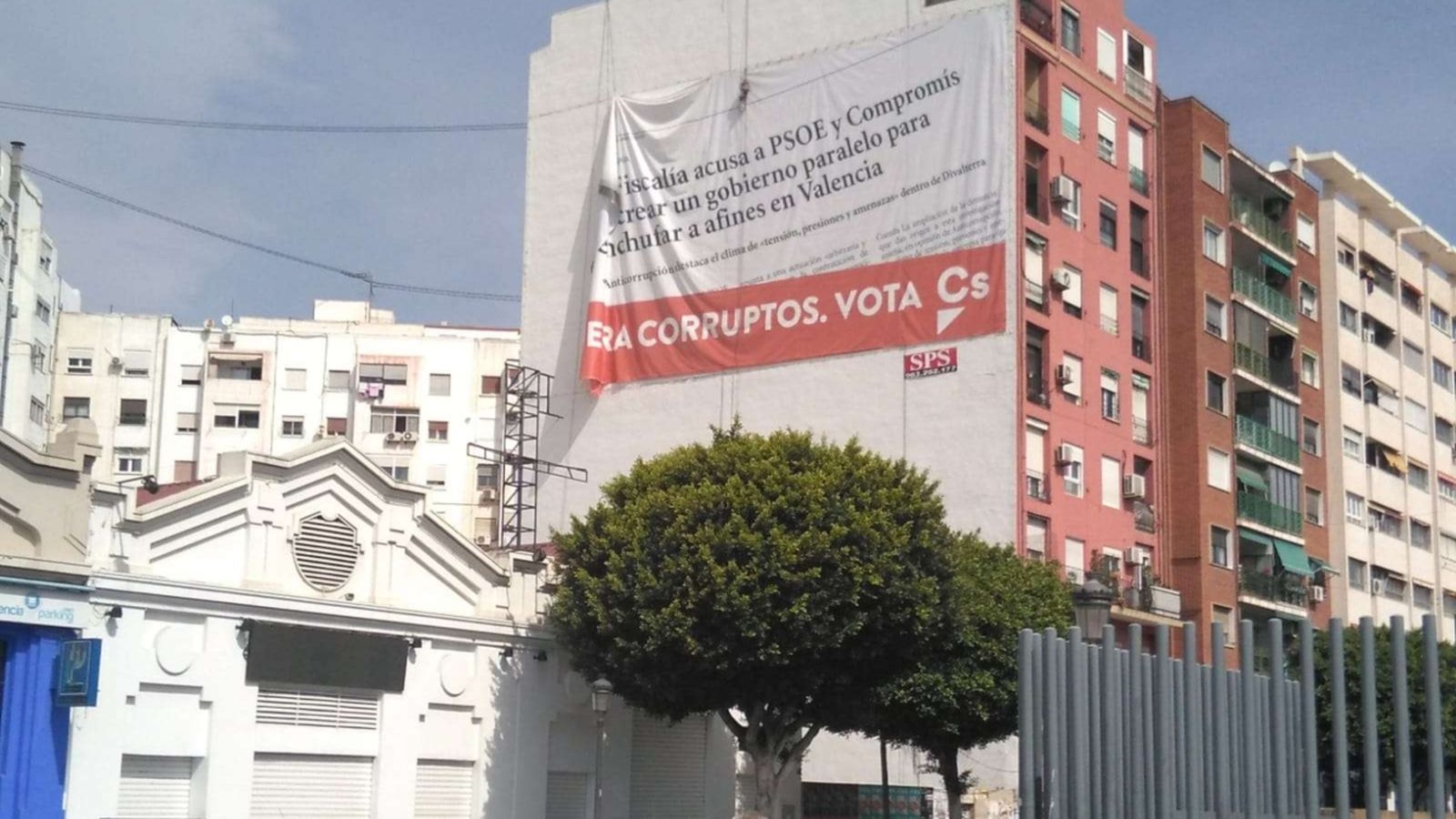 Ciutadans instal·la una lona a València on titlla PSPV i Compromís de corruptes