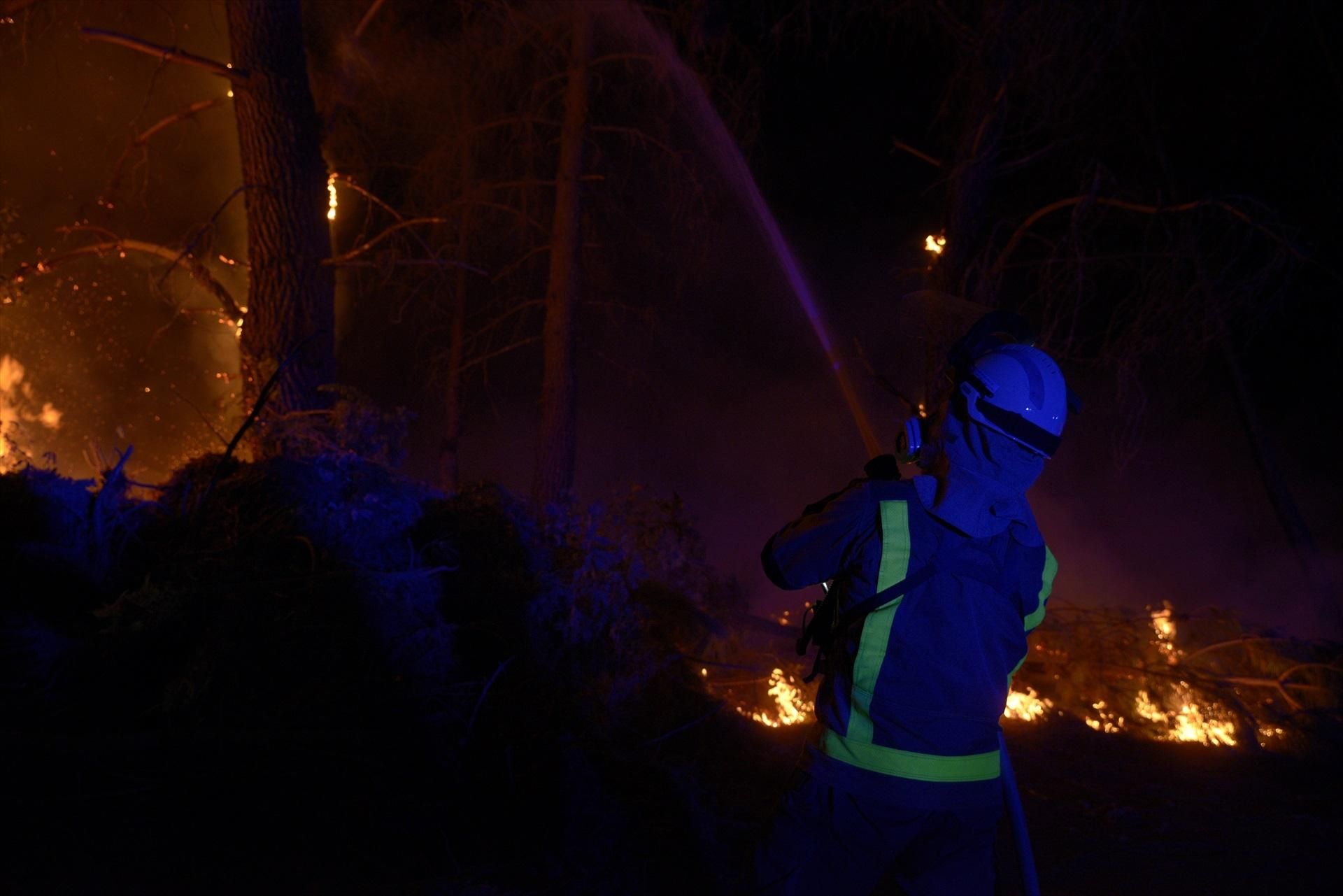 Bombers forestals a l'incendi d'Ourense