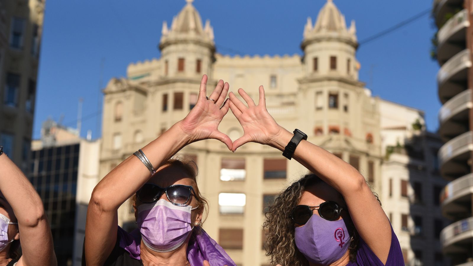 Dues dones participen en una manifestació feminista, en una imatge d'arxiu