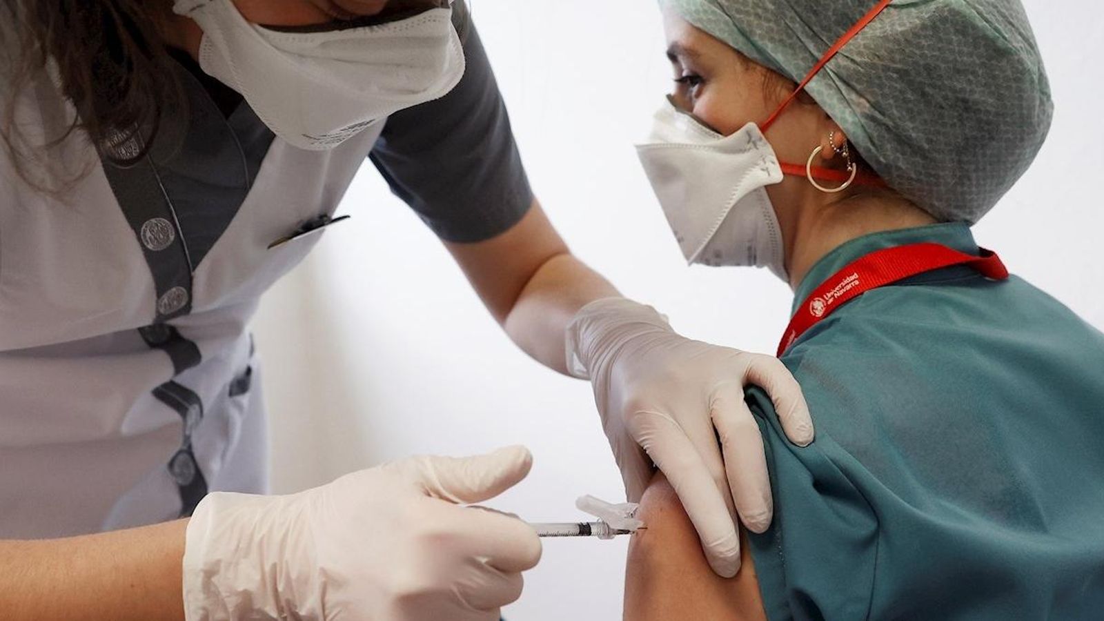 Una sanitària administra una vacuna contra la Covid