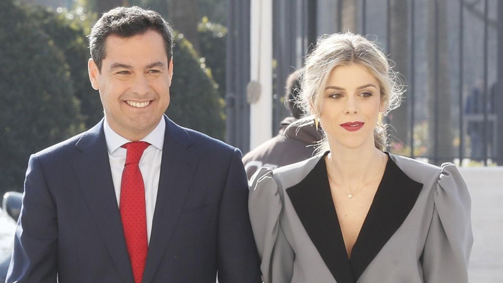 El president de la Junta d'Andalusia, Juanma Moreno, i la seua esposa, Manuela Villena, a l’arribada al Parlament andalús