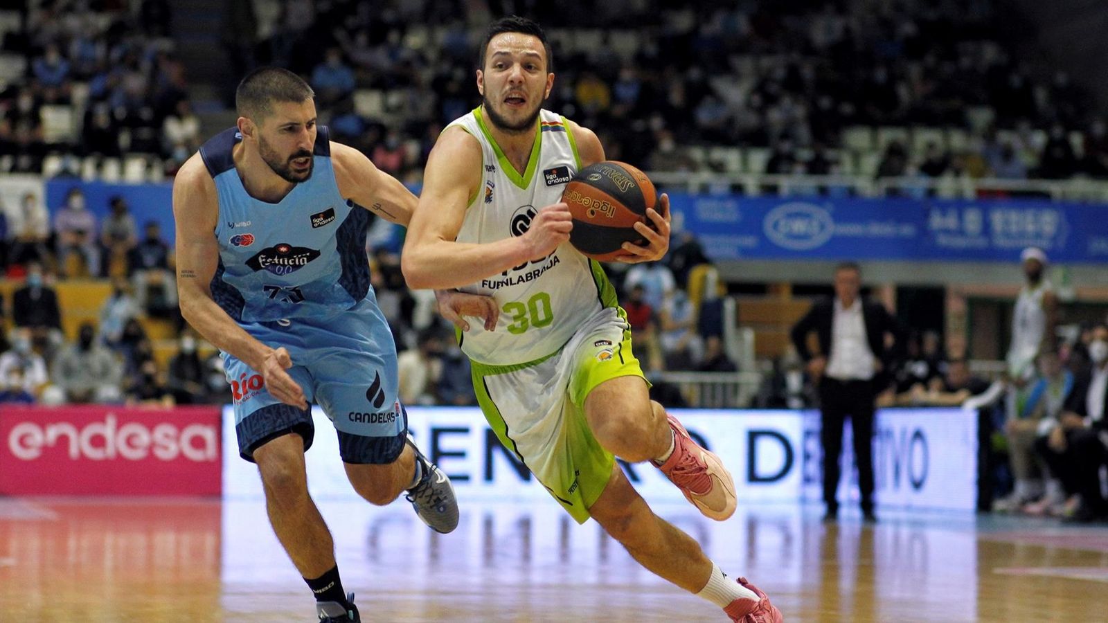 Erik Quintela defén Jovan Novak