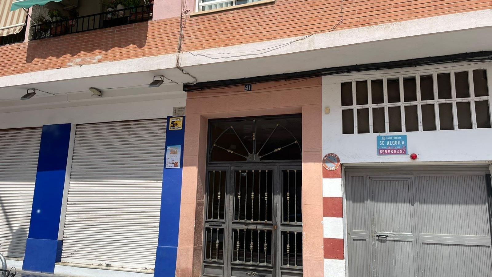 Una imatge de l'entrada de la vivenda de la dona agredida