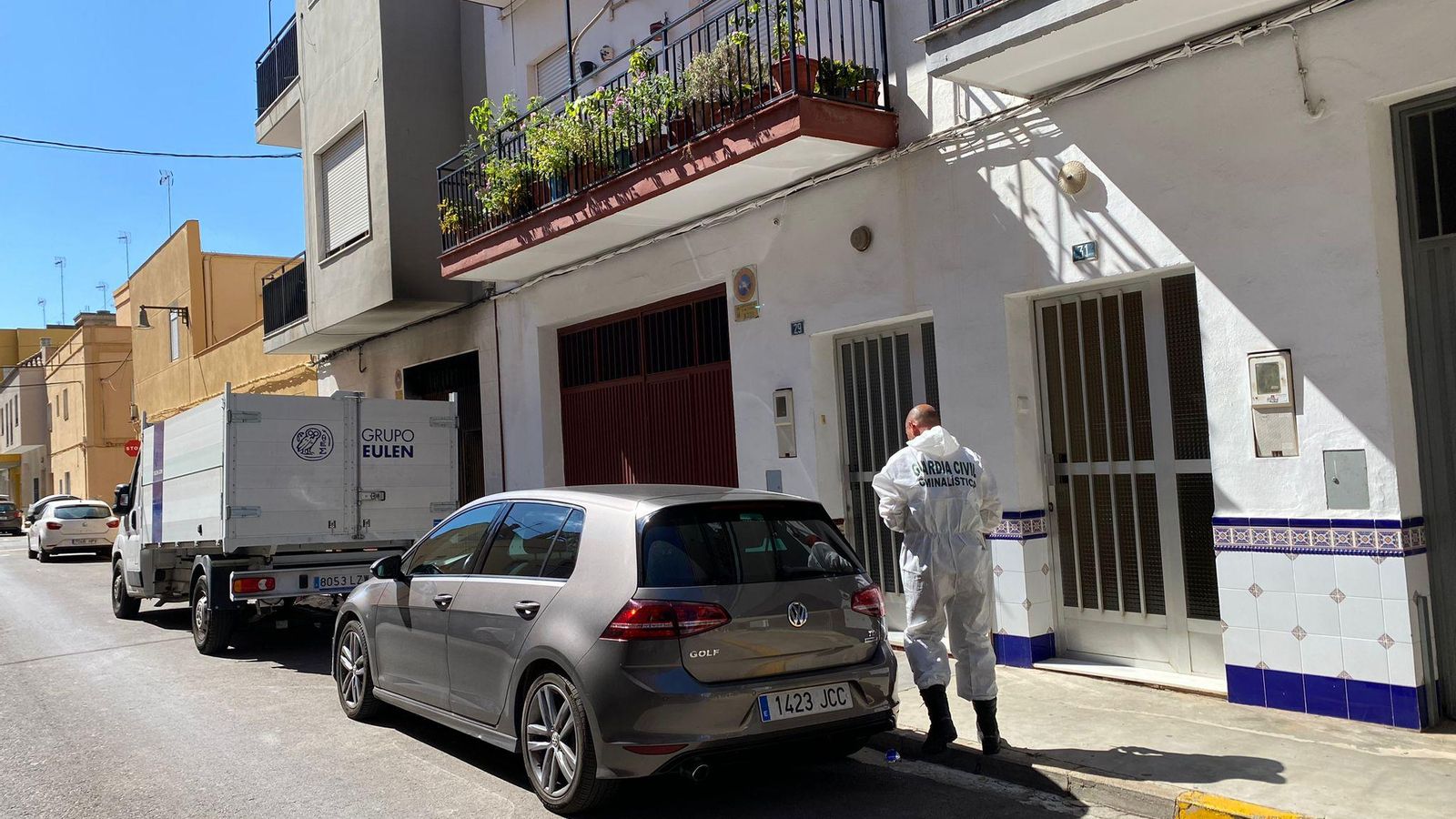 Un agent de la Guàrdia Civil, davant de la casa incendiada, aquest dijous