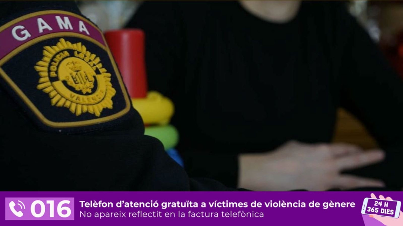 Un agent del grup Gama, de la Policia Local de València, que s'encarrega de fer el seguiment dels casos de violència de gènere a la ciutat