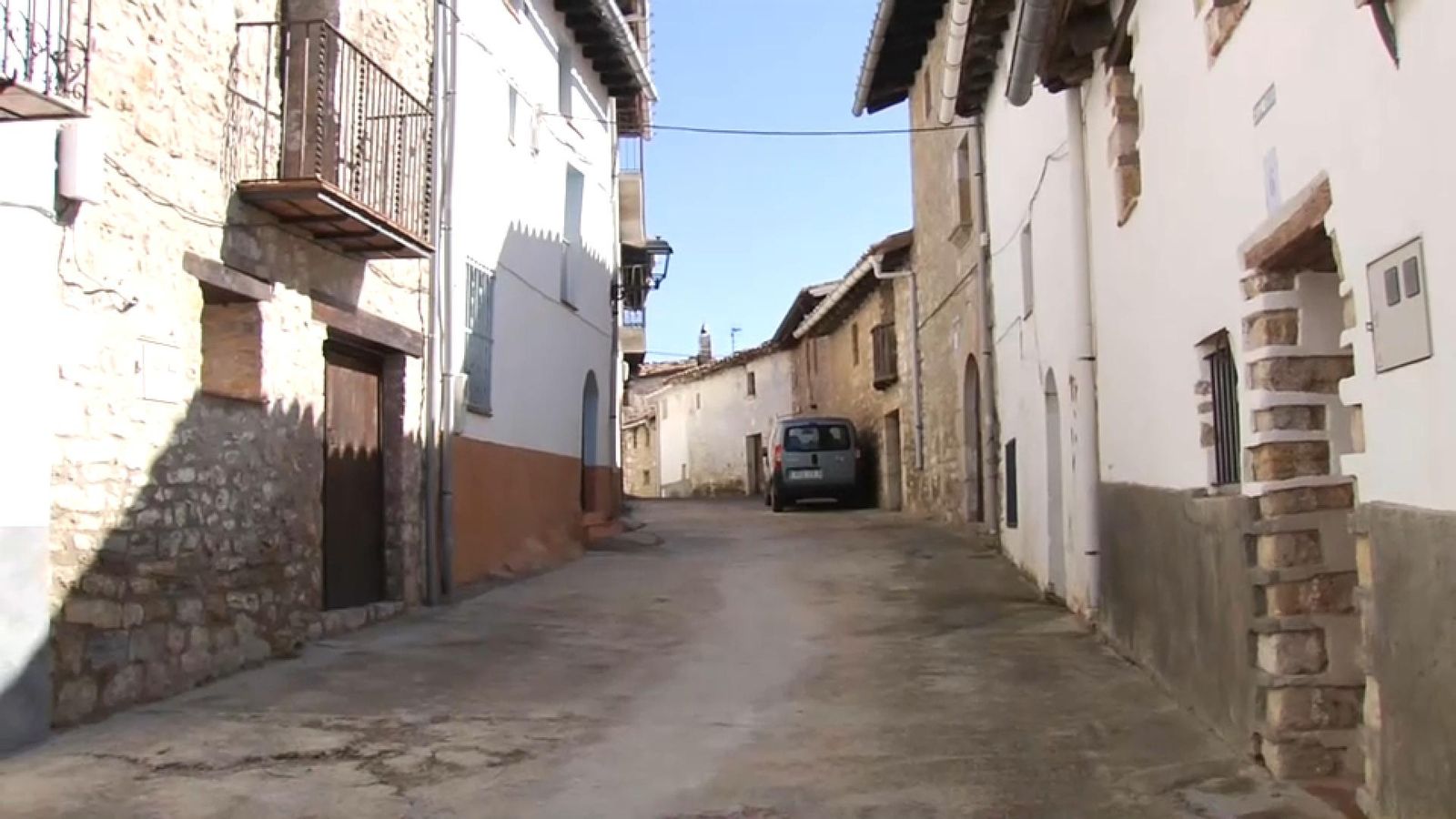 A pesar de la visita dels alts càrrecs de la Generalitat, alguns carrers de Castell de Cabres estaven aquest divendres deserts