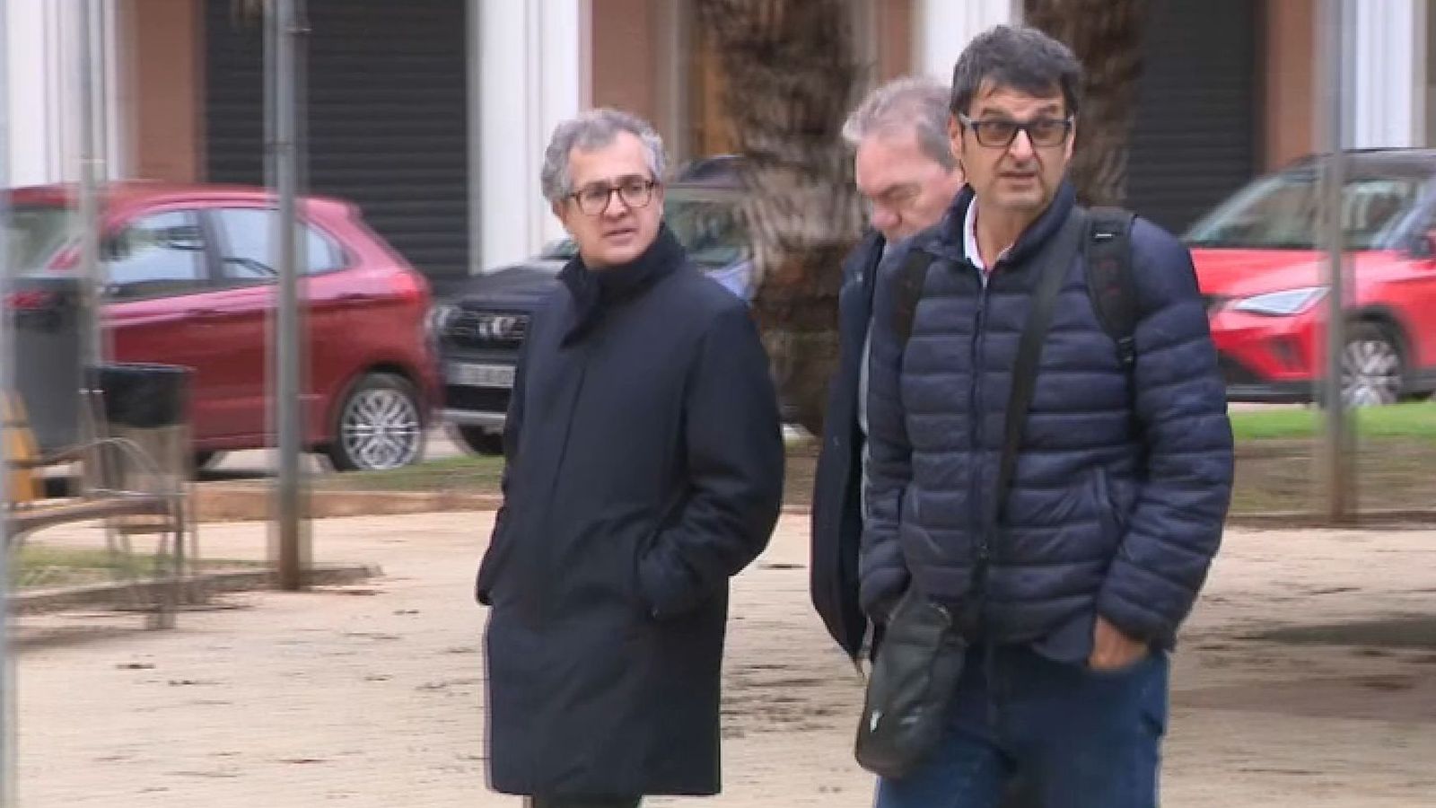 L'enginyer, primer per la dreta, en l'arribada al jutjat de Catarroja