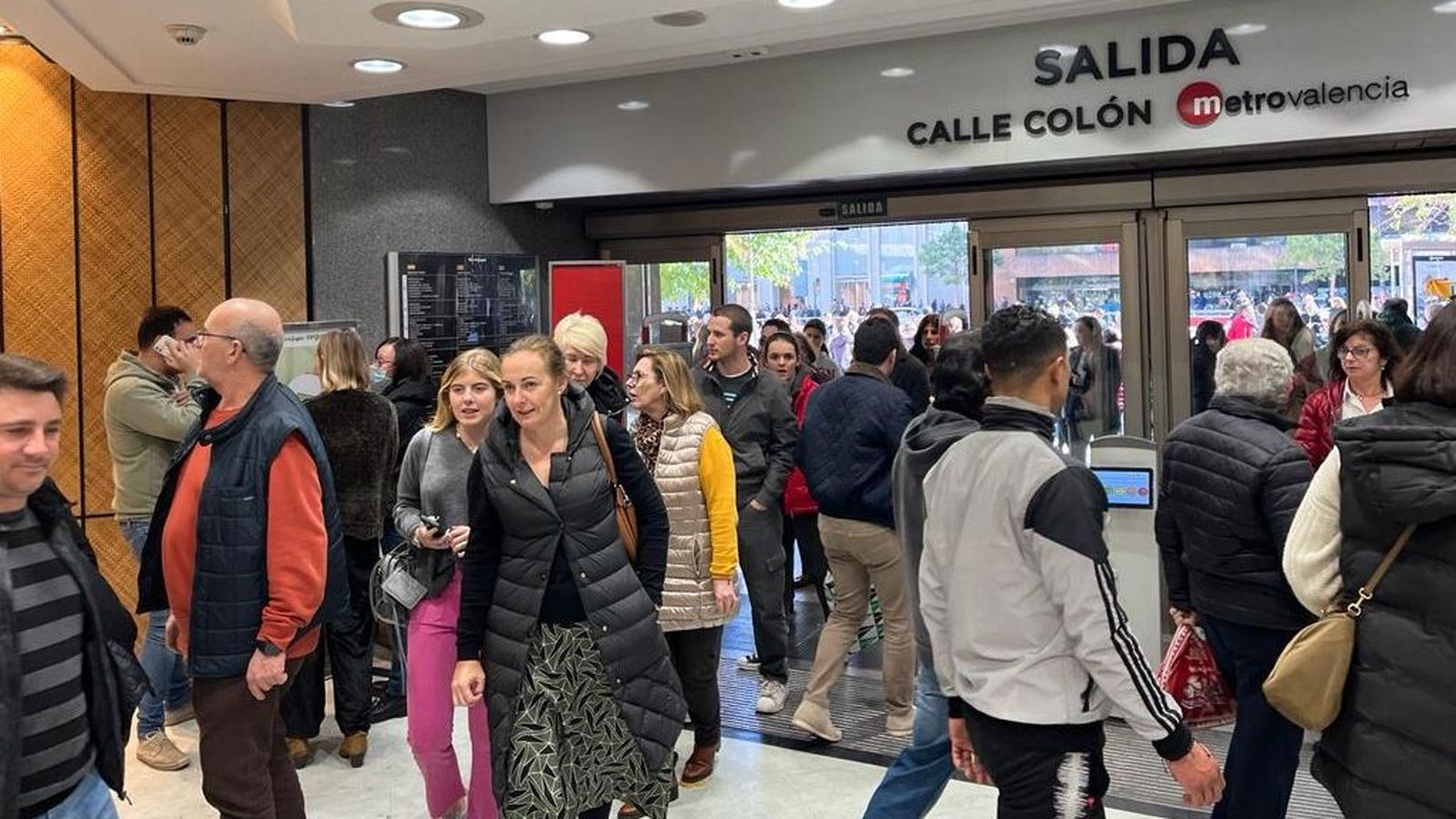 Entrada d'un gran magatzem a València durant el primer dia de rebaixes